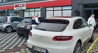 Çalışır vaziyetteki lüks araçta ölü bulundu