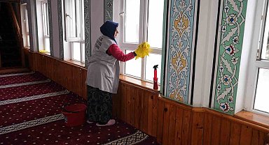 Camilerde temizlik çalışması başladı