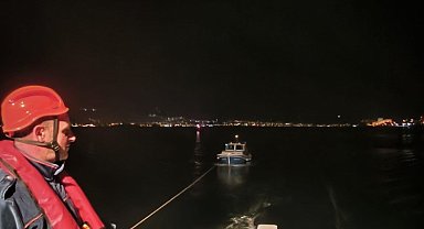 Çanakkale Boğazı'nda sürüklenen tekne kurtarıldı