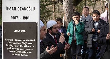 Çanakkale Türküsü'nün yazarı Halk Ozanı İhsan Ozanoğlu kabri başında anıldı