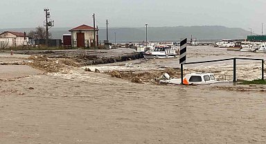Çanakkale'de sağanak yağış nedeniyle Kepez çayı taştı