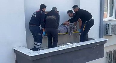 Çatıdaki güneş enerjisi panelini düzeltmek isterken canından oluyordu