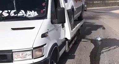Çekici üzerindeki minibüs alevlere teslim oldu