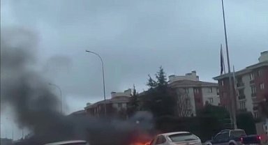 Çekmeköy'de seyir halindeki otomobil alev alev yandı