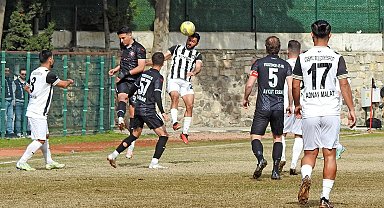Çeşme Belediyespor liderliğini korudu