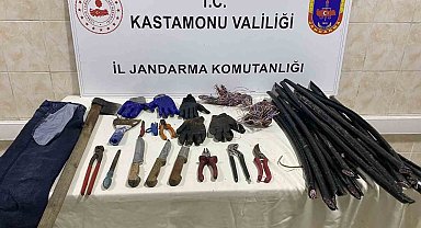 Cezaevinden çıkar çıkmaz eşi ve çocuğuyla enerji nakil hattı kablosu çalmaya gitti
