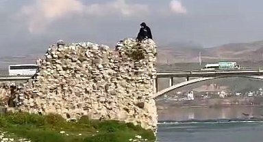 Cizre Kalesi'nden nehre atlamaya kalkışan genç kızı polis ikna ederek aşağı indirdi