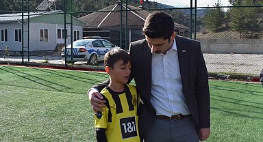 Çocuklarla futbol oynadı