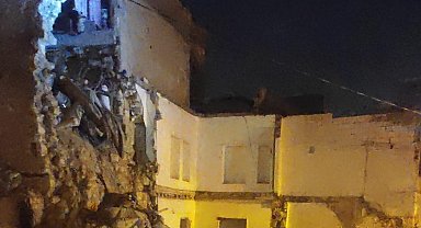 Çöken duvarın altında kalan kadın yaralandı