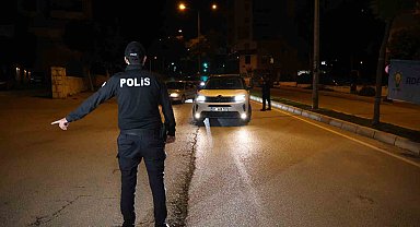 Çukurova polisi giriş-çıkışı kapattığı mahallede uygulama yaptı
