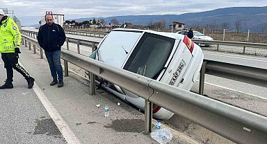 D100 karayolunda araç bariyerlere asılı kaldı: 2 yaralı
