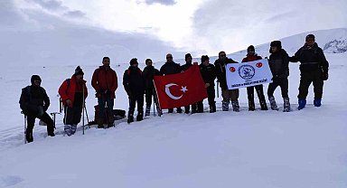 Dağcılar, 6 Şubat'ta hayatını kaybedenler için tırmandılar