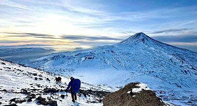 Dağcılar Küçük Ağrı Dağı'nın zirvesine ulaştı