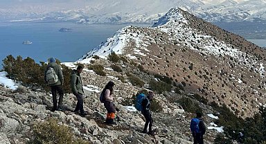 Dağcılar, Van Gölü'nün eşsiz koylarını gezdi