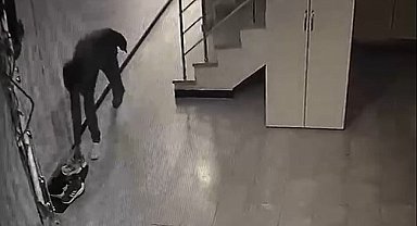 Daire kapısı önündeki spor ayakkabıyı böyle çaldı