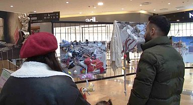 Deprem fotoğraflarını gerçek objelerle süsleyerek sergilediler