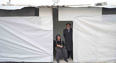 Deprem onu muhtarlık yaptığı köyünden kopardı
