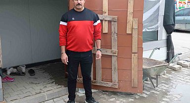 Deprem sonrası yaşanan isim karmaşasıyla kayıtlara ölü olarak geçen afetzede vatandaş, bankayı yaşadığına inandıramıyor