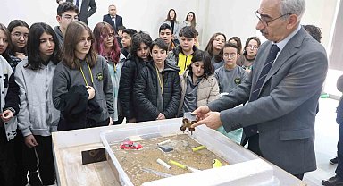Deprem uzmanı Prof. Dr. Kumsar: "6 Şubat depremleri karada da büyük kırılmalar olabileceğini gösterdi"