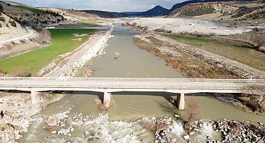 Depremde bazı noktaları zarar gören köprü yıkılma tehlikesi ile karşı karşıya