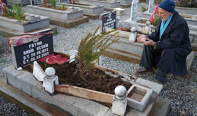 Depremde eşi ve kızını, 10 ay sonra da engelli oğlunu kaybetti, 6 Şubat sabahına mezarlıkta girdi