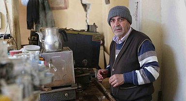 Depremde hayatını kaybeden esnafın hatırasını not listesinde yaşatıyor