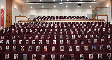 Depremde hayatını kaybeden öğrenci ve çalışanlar için anma töreni düzenlendi