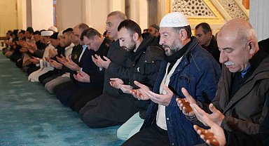 Depremde hayatını kaybedenler için sabah namazında dua edildi
