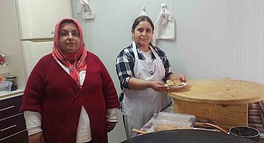 Depremde iş yeri yıkılan abla-kardeş konteyner iş yerinde hizmet veriyor
