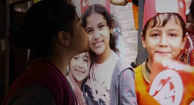 Depremde ölen arkadaşının fotoğrafını öpen öğrenci yürekleri dağladı