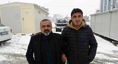 Depremde yıkılan apartmanın enkazından, sosyal medyadan gönderdiği mesajla kurtuldu