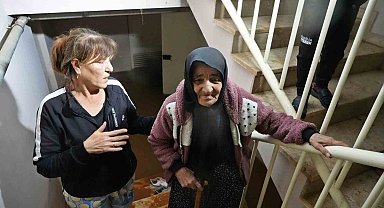 Depremde yıkılan evden sağ çıktı, Antalya'da kaldığı ev sular altında kaldı