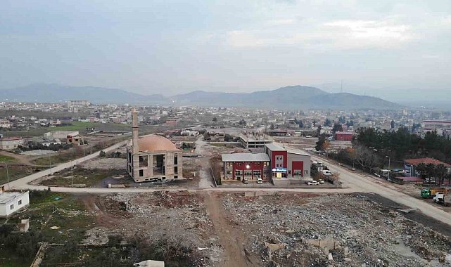 Depremde yıkılan mahallede bir tek cami ayakta kaldı