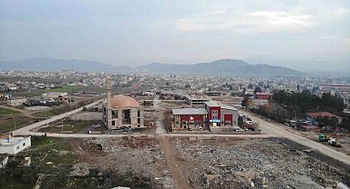 Depremde yıkılan mahallede bir tek cami ayakta kaldı
