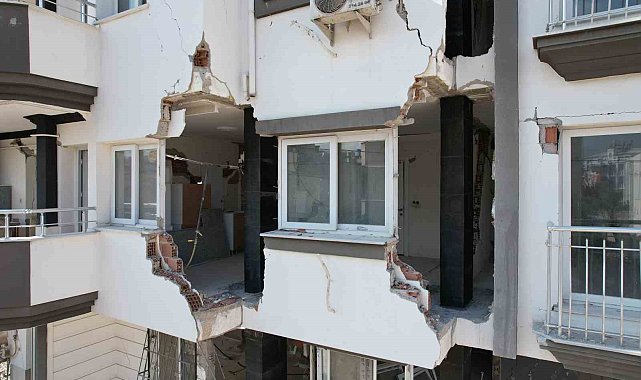 Depremin acısı, binaların üzerindeki korkunç iziyle can yakıyor