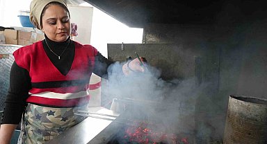 Depremin izlerini silebilmek için başladı, şehrin tek kadın kebap ustası oldu