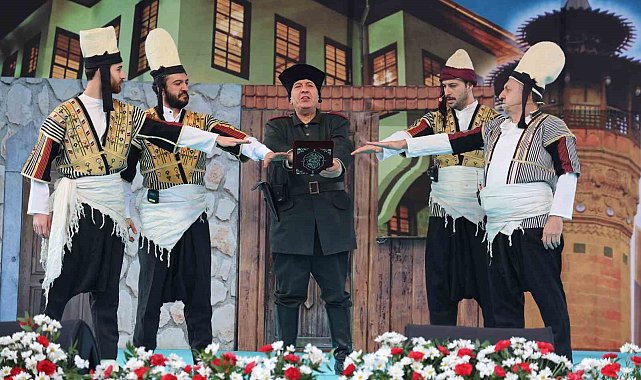 Depremin merkez üssünde buruk kurtuluş bayramı