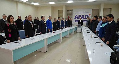 Depremlerde hayatını kaybedenler saat 04.17'de anıldı