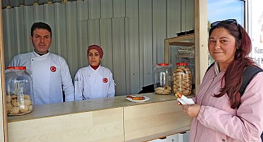 Depremzede aile Çeşme'de poğaça-börek satarak hayata tutundu