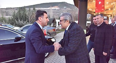 Depremzede ailelerin yaralarını birlik ve beraberlik içinde sarıyorlar