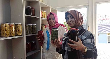 Depremzede gelin ve görümce yöresel yemekler yaparak aile ekonomisine katkıda bulunuyor