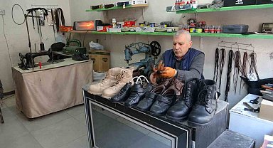 Depremzede ustalar ayakta kalmak için direniyor