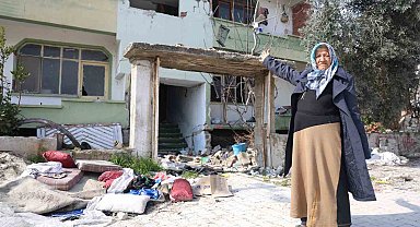 Depremzede yaşlı kadını darp edip, hasarlı evinden demirleri çalıp kaçtılar