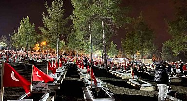 Depremzedeler 04.17'de yakınlarını andı