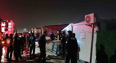 Depremzedeleri panikleten yangın: 2 konteyner kullanılmaz hale geldi