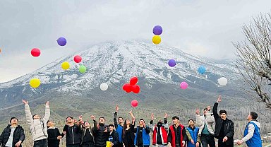 Derecikli öğrenciler depremde hayatını kaybedenleri andı