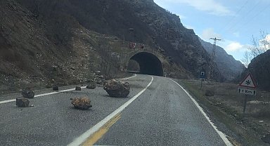 Dev taş parçaları yola düştü