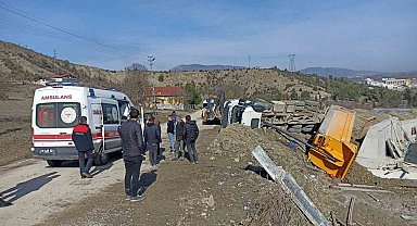 Devrilen hafriyat kamyonu sürücüsü yaralandı