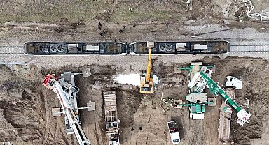 Devrilen tren kaza alanından kaldırıldı, demir yolu hattı 35 saat sonra ulaşıma açıldı