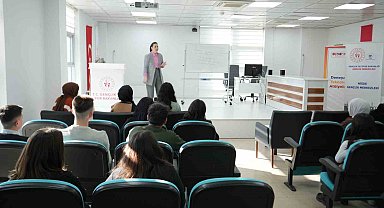 Diksiyon Eğitmeni Gün: "Dijital dünyadaki hız gençlerin diksiyonunu olumsuz etkiliyor"